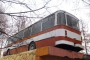 Памятник автобусу «ЛиАЗ 677» и грузовику «ГАЗ-АА»