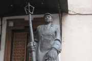 Памятник Лужкову-дворнику