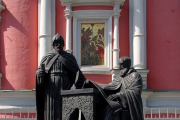 Памятник греческим учёным и просветителям братьям Иоанникию и Софронию Лихудам