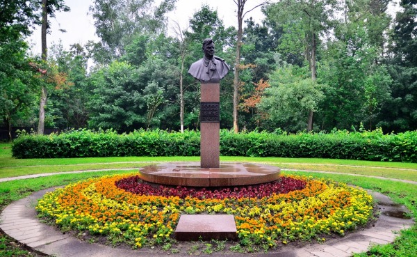 Памятник-бюст Е.В. Вучетичу