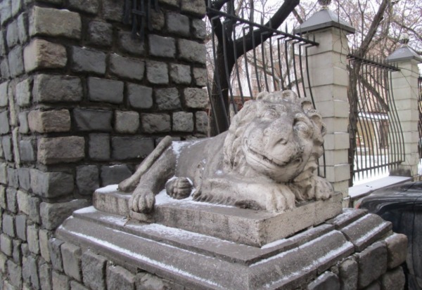 Скульптура Льва у ворот