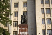 Памятник П.Н. Лебедеву
