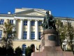 Памятник М.В. Ломоносову у журфака МГУ - фотография сделана в октябре 2013 г.
