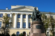 Памятник М.В. Ломоносову у журфака МГУ - фотография сделана в октябре 2013 г.