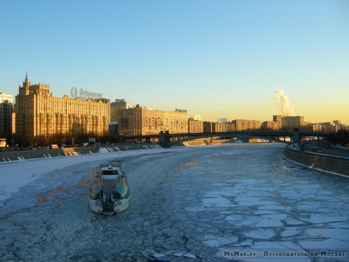 Замерзшая Москва-река с Новоарбатского моста