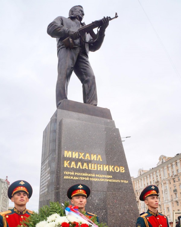 Памятник конструктору оружия Михаилу Калашникову