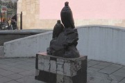 Памятник голубям