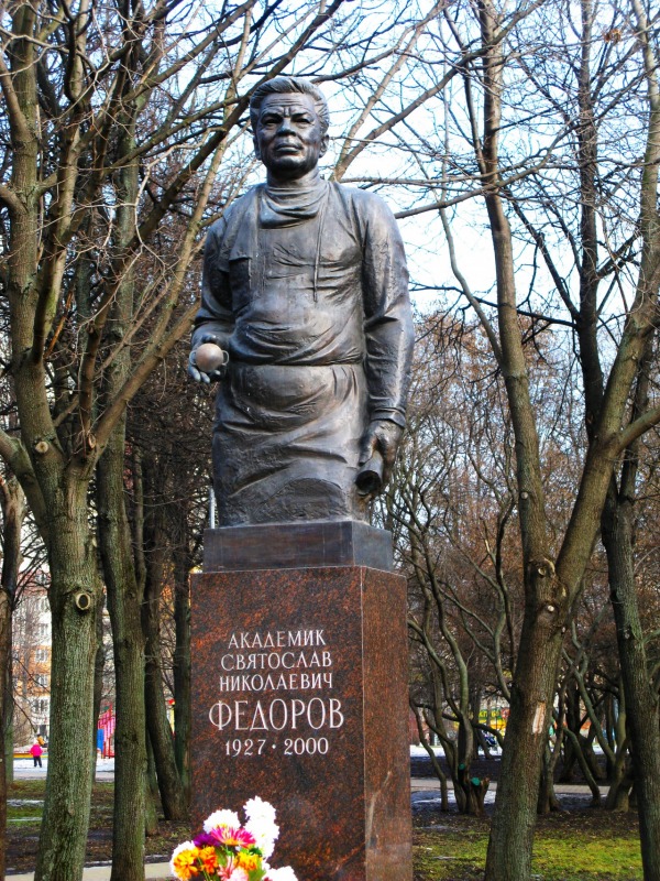 Памятник офтальмологу Святославу Николаевичу Федорову