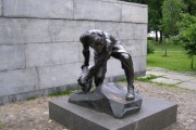 Скульптура «Булыжник - оружие пролетариата»