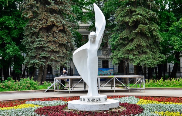 Памятник "Павшим и живым" на 1-м Ленинградском путепроводе