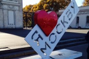 Логотип «Я люблю Москву» в парке Горького