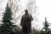 Памятник В. И. Ленину на Лиственничной аллее