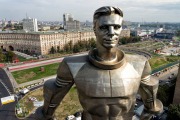 Памятник Юрию Гагарину на площади Гагарина