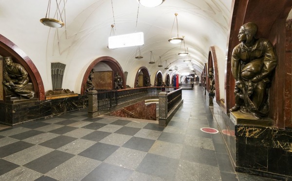 Станция метро «Площадь Революции»