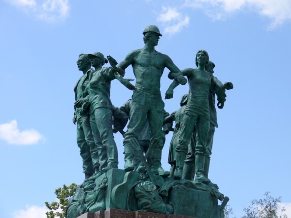 Памятник в честь пятидесятилетия студенческих стройотрядов