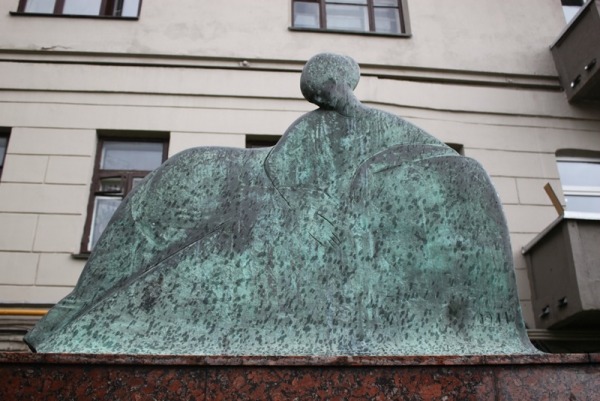 Памятник Анне Ахматовой на Большой Ордынке