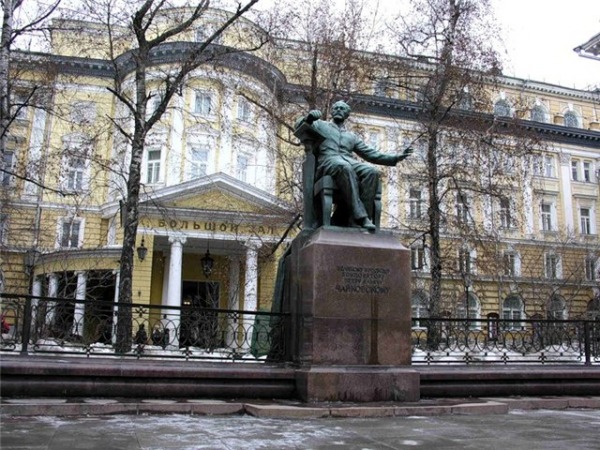 Памятник П.И. Чайковскому перед зданием Московской Консерватории